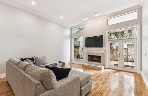 Bayshore Gardens House | Bayshore Garden Gem - Walk to everything in Hyde Park