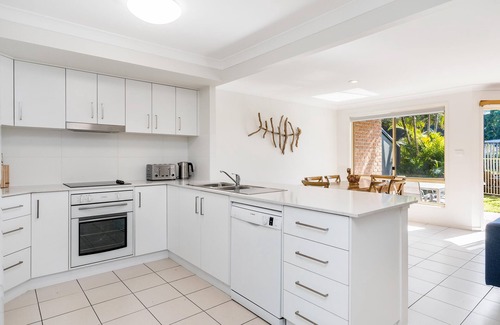 Byron Bay Apartment | Bayside Court - Two Bedroom - Self contained 2 bedroom town house sleeps 4. Shared pool