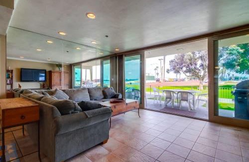 Mission Beach House | Bayside Gem - Beachfront - Vibrant - Ocean Breeze