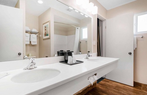 Downtown Hotel | Bayside Inn & Suites