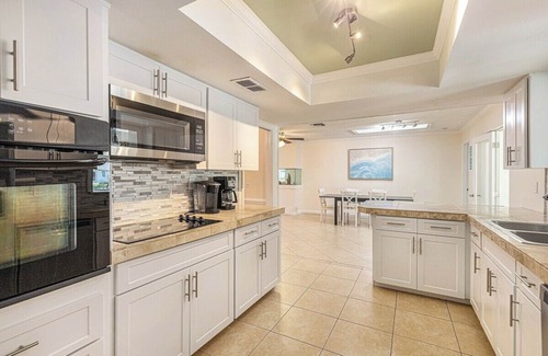 Bay Crest Park House | Bayside Retreat with Backyard Oasis