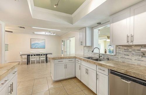 Bay Crest Park House | Bayside Retreat with Backyard Oasis