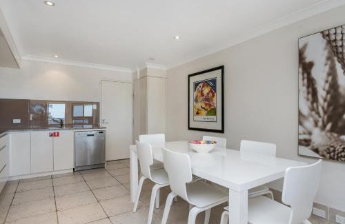 Byron Bay Apartment | Bayview Beachfront Apartments, in town right on the beach