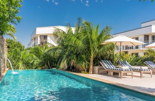 Byron Bay Apartment | Bayview Beachfront Apartments, in town right on the beach
