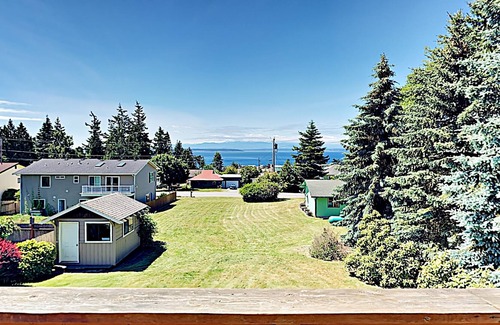 Coupeville House | Bayview getaway with WiFi, furnished deck, washer/dryer, & gas grill