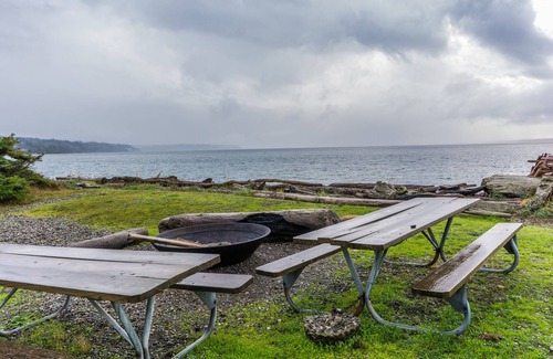 Coupeville House | Bayview getaway with WiFi, furnished deck, washer/dryer, & gas grill