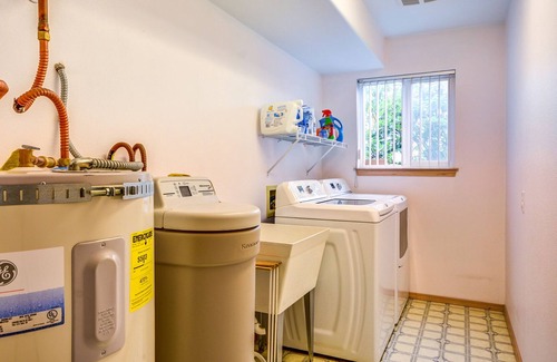 Coupeville House | Bayview getaway with WiFi, furnished deck, washer/dryer, & gas grill