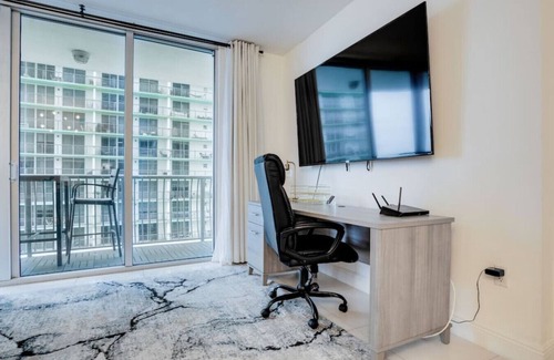 Edgewater Condo | Bayview Grand Studio Apt w/Private Balcony