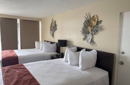 Trailer Estates Hotel | Bayview Waterfront Room, Heated Pool, Tiki Bar & Grill !