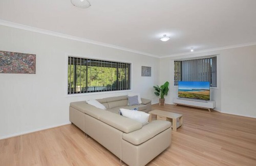 Black Head House | Baywood Breeze - 4 Bedroom Holiday House - Black Head/Forster