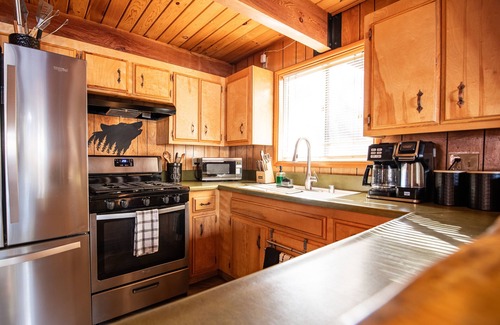 Big Bear City Cabin | BB LAKE<3 Miles Hottub ArcadeGM Poker Firepit BBQ