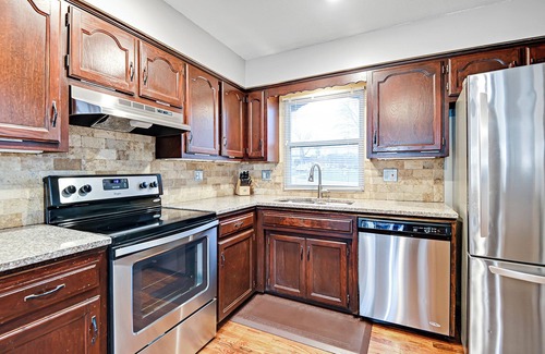 Mission House | 🌻BBQ🌻Luxury King Beds🌻Nearby Parks🌻 Reserved Parking🌻Smart TVs🌻Google Fiber🌻W/D🌻