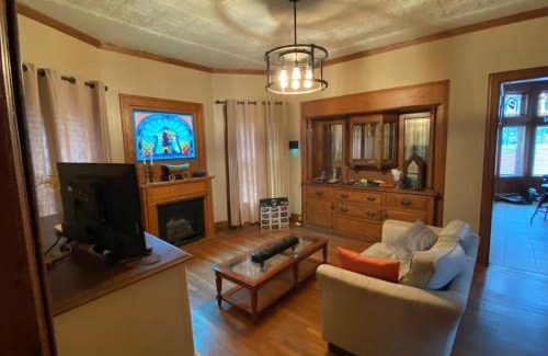 Cleveland House | BBQ Pets Welcome 5BR for 12 3 Bathrooms