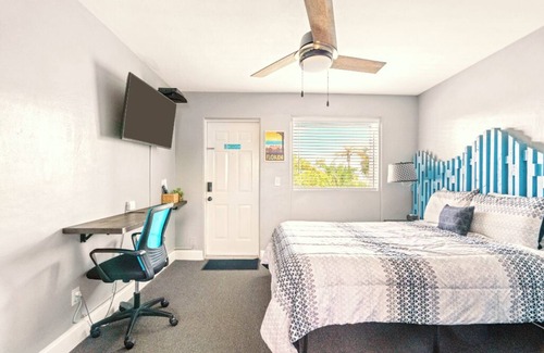 Treasure Island Hotel | 🩴BBR #9, Steps to the Beach, Heated Pool w/Kitchenette & Queen Bed!