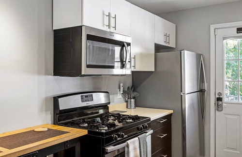 Buckhead Apartment | (BC1bB) Enjoy a Full Kitchen in an Affordable Condo near Peachtree Street