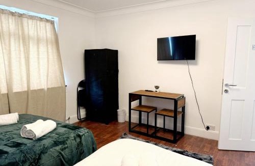 Dudden Hill House | BE-1st Floor Quad Room in Wembley!