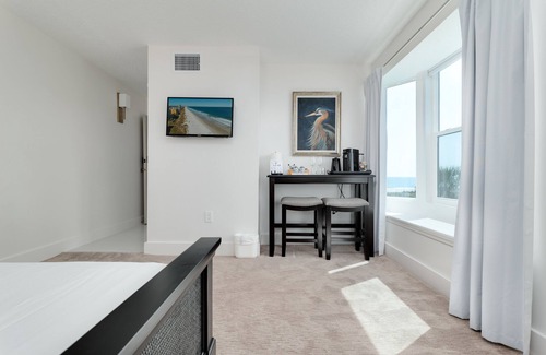 Jacksonville Beach Hotel | Be A Nomad | Oceanfront Boutique Hotel | {2FL Queen}