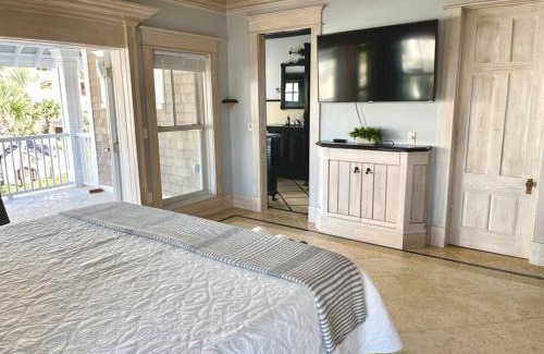 Jacksonville Beach Apartment | Be A Nomad - Stunning Old World Home Top Oceanviews