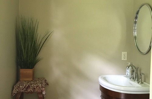 Glastonbury House | Be at home! Ideal for couples or a small family, close to many activities.