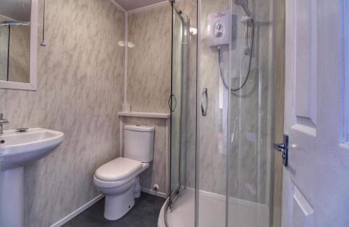 Bridlington Ski Chalet | Beach 100m - Sea View - Log Burner - Dogs Welcome