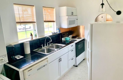 Gulfport Cottage | Beach access 2 br 1 bath Cottage
