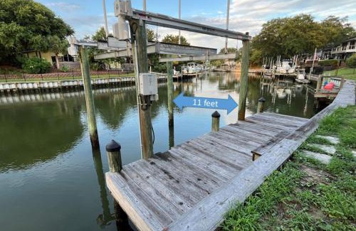 Pine Knoll Shores House | Beach and Boat