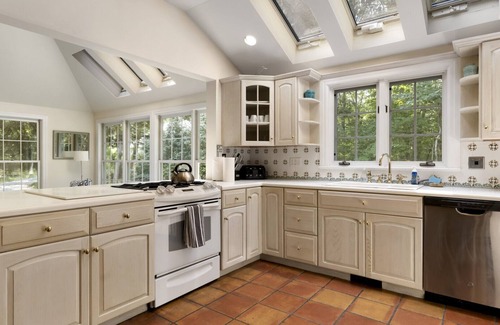 Amagansett North House | Beach and Docking Rights, Light-Filled and Airy Common Spaces, Heated.