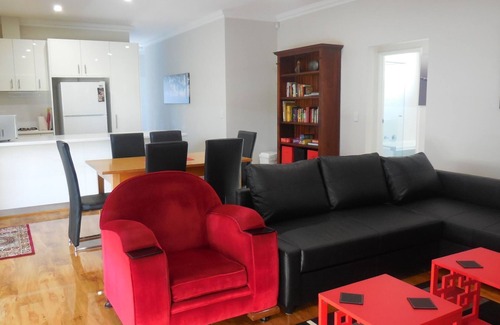 Innaloo Villa | Beach and shops at Karrinyup close to Perth