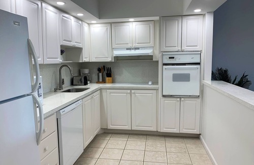 Golden Beach Condo | Beach Apartment at Condo-hotel