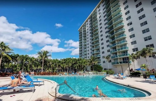 Golden Beach Condo | Beach Apartment at Condo-hotel