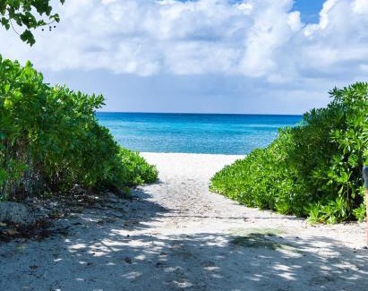 Seven Mile Beach Apartment | Beach Bliss by 7M Beach