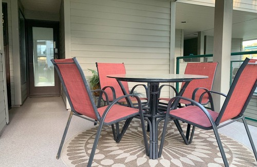 Yellow Point Condo | "Beach Bliss" oceanfront king studio with balcony! Amazing view! Pool & hot tub!