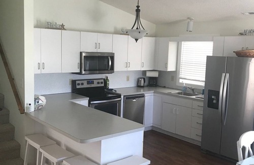 South End House | Beach Block;Spacious 4BR/2 Bath, Short/Long Term Rentals Available Year round