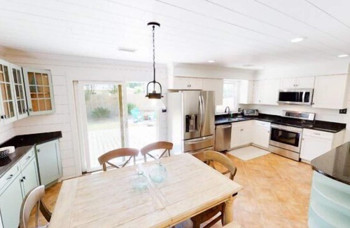 Folly Field House | Beach Blossom - PET FRIENDLY PRIVATE HOME!