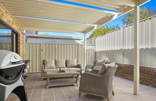 Mollymook House | Beach Breeze - near Mollymook Beach & golf club