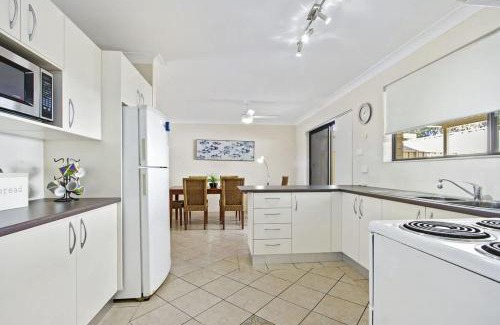 Mollymook House | Beach Breeze - near Mollymook Beach & golf club