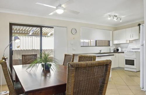 Mollymook House | Beach Breeze - near Mollymook Beach & golf club