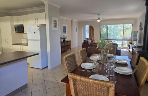 Mollymook House | Beach Breeze - near Mollymook Beach & golf club