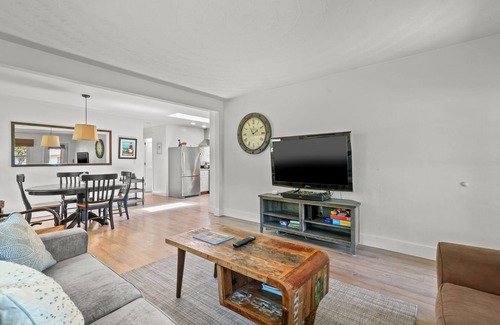 Deep Hole House | Beach Bungalow - Pet friendly cottage w/Amazing views!