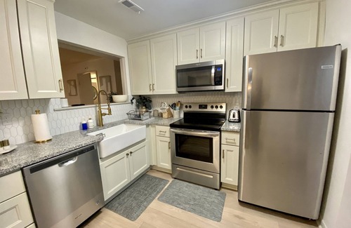 Bayview House | Beach Bungalow King Bed 1 Floor Living