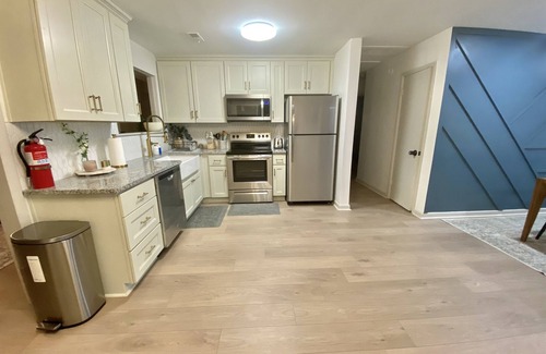 Bayview House | Beach Bungalow King Bed 1 Floor Living
