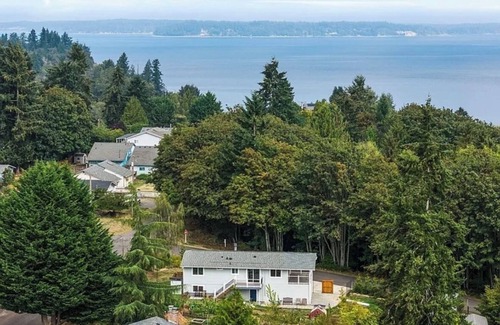 Lacey House | Beach Bungalow w/paddle boards! AC, Rainier views, close to JBLM for military