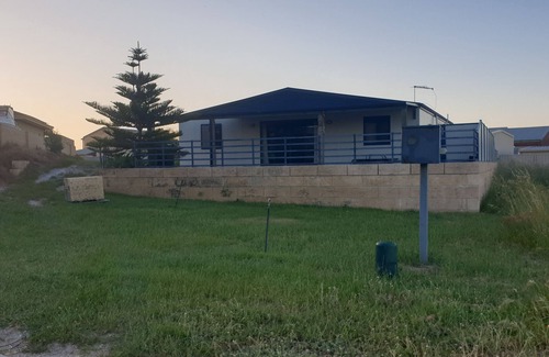 Cervantes House | Beach Camp - Plenty of lawn with a 5min walk to the beach !