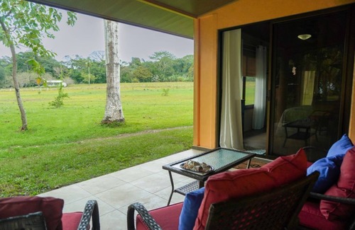 Pavones House | Beach Casita, Pilon de PavonesnSteps away from perfect surf!