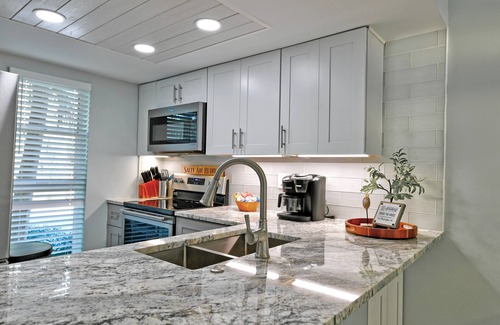 Whitney Beach Condo | Beach Castle Resort #23: 1 BR, 1 BA Hotel in Longboat Key, Sleeps 4
