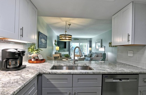Whitney Beach Condo | Beach Castle Resort #23: 1 BR, 1 BA Hotel in Longboat Key, Sleeps 4