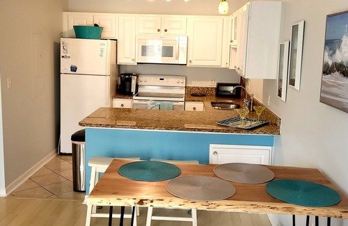 Ono Island Condo | Beach condo - King bed- pools,hot tub, big balcony w/Gulf views! Owner mamaged