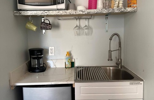 East Fort Lauderdale Cottage | Beach Cottage, 2 Beds + Kitchenette, Free Parking, Walk to Ocean & Dining!