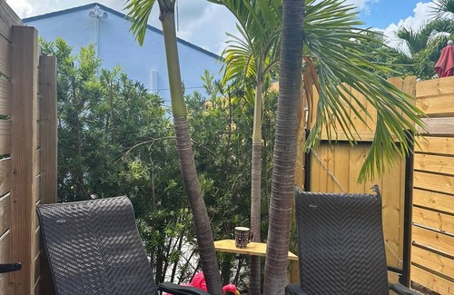 East Fort Lauderdale Cottage | Beach Cottage, 2 Beds + Kitchenette, Free Parking, Walk to Ocean & Dining!