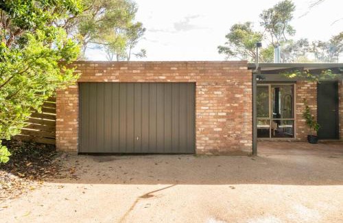 Tootgarook House | Beach cottage, 4 mins to sea with spacious garden